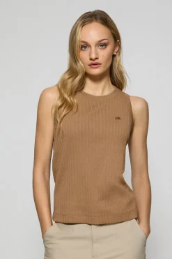 Camiseta top Tamika camel acanalada con detalle de botón nacarado Polo Club