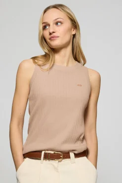 Camiseta top Tamika color maquillaje acanalada con detalle de botón nacarado Polo Club