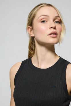 Camiseta top Tamika negra acanalada con detalle de botón nacarado Polo Club
