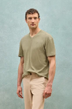Camiseta verde en lino y algodón de cuello en pico y monograma bordado