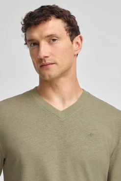 Camiseta verde en lino y algodón de cuello en pico y monograma bordado