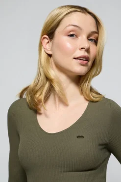 Camiseta verde militar Penelope con detalle de botón nacarado Polo Club