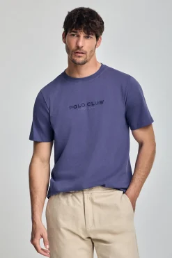 Camiseta violeta azulado de cuello redondo y logo engomado