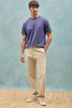 Camiseta violeta azulado de cuello redondo y logo engomado