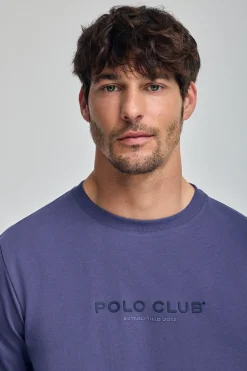 Camiseta violeta azulado de cuello redondo y logo engomado