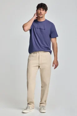 Camiseta violeta azulado de cuello redondo y logo engomado