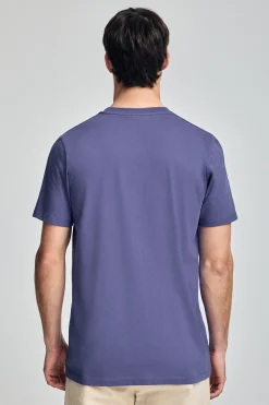 Camiseta violeta azulado de cuello redondo y logo engomado