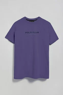 Camiseta violeta azulado de cuello redondo y logo engomado