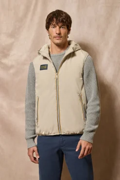 Chaleco beige ligero con capucha fija y detalles Polo Club