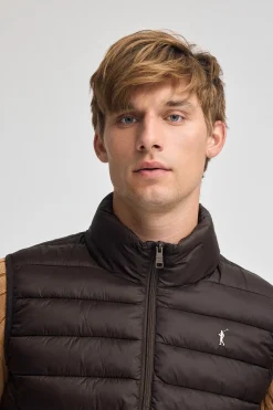 Chaleco ultralight chocolate oscuro con logo Rigby Go