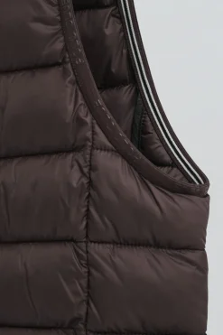 Chaleco ultralight chocolate oscuro con logo Rigby Go