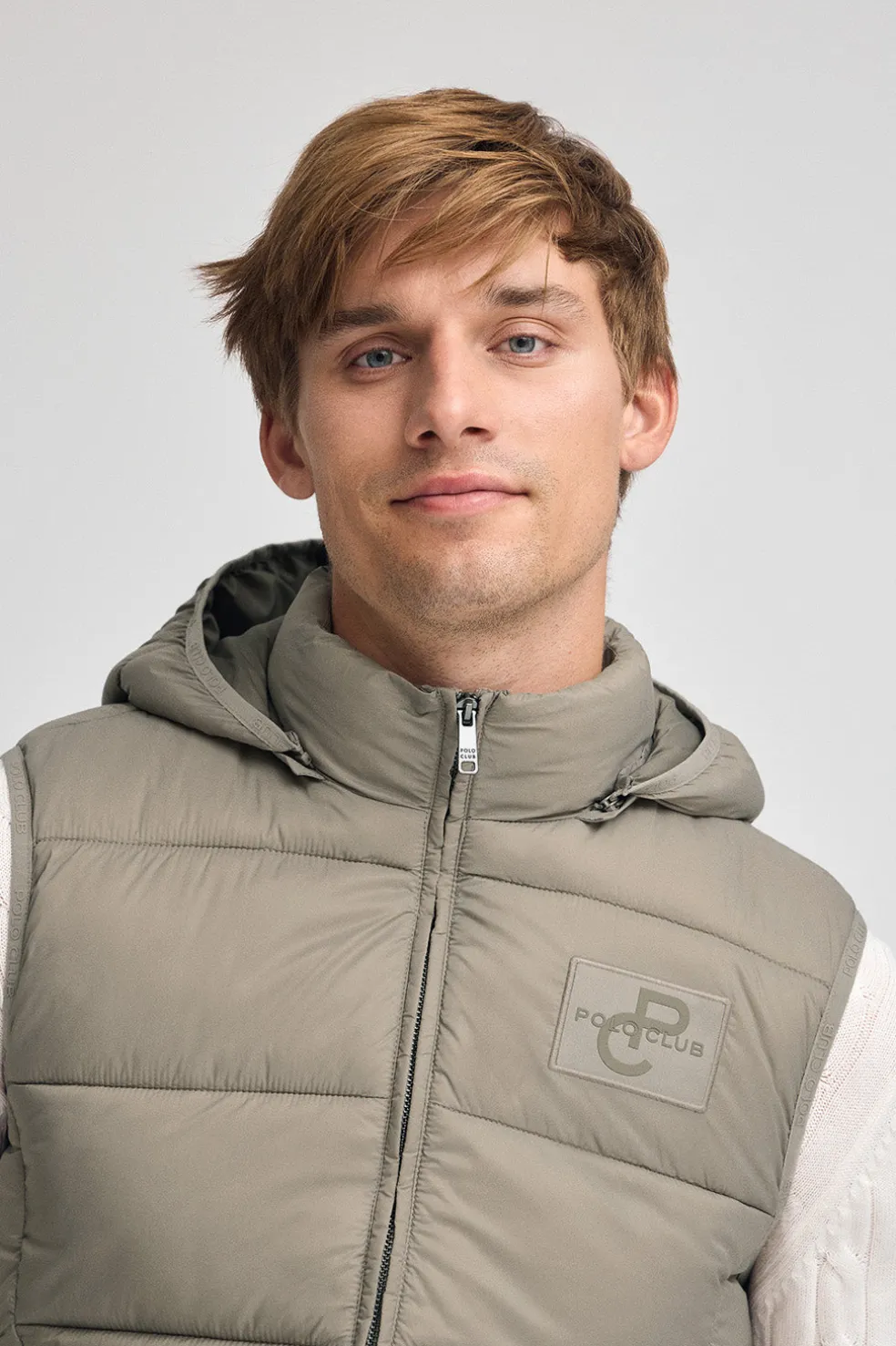 Chaleco ultralight color piedra con logo Polo Club