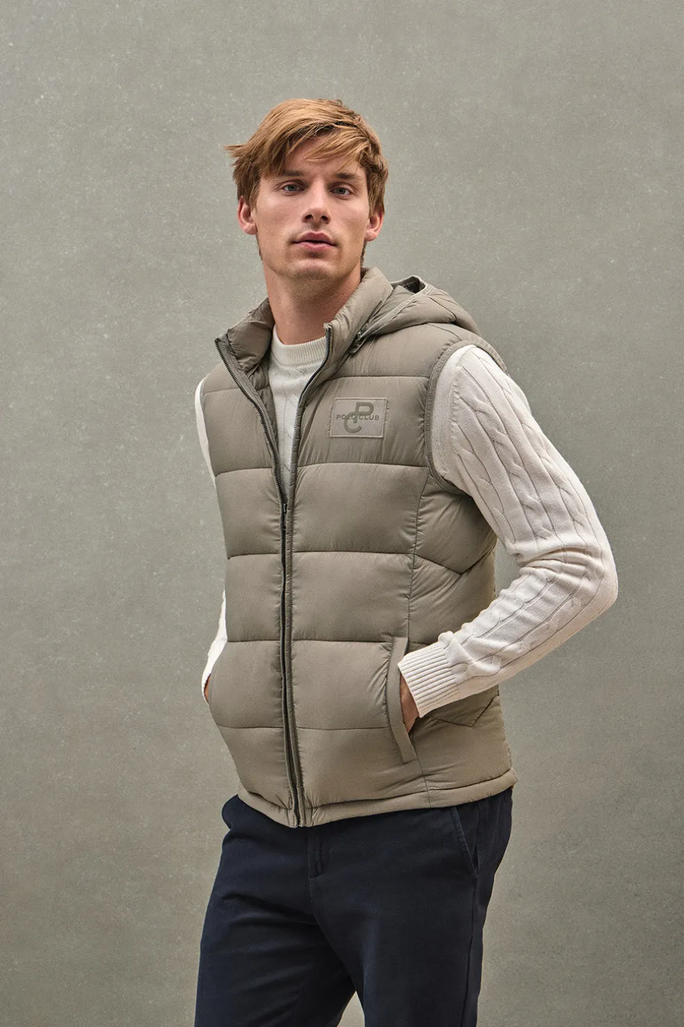 Chaleco ultralight color piedra con logo Polo Club