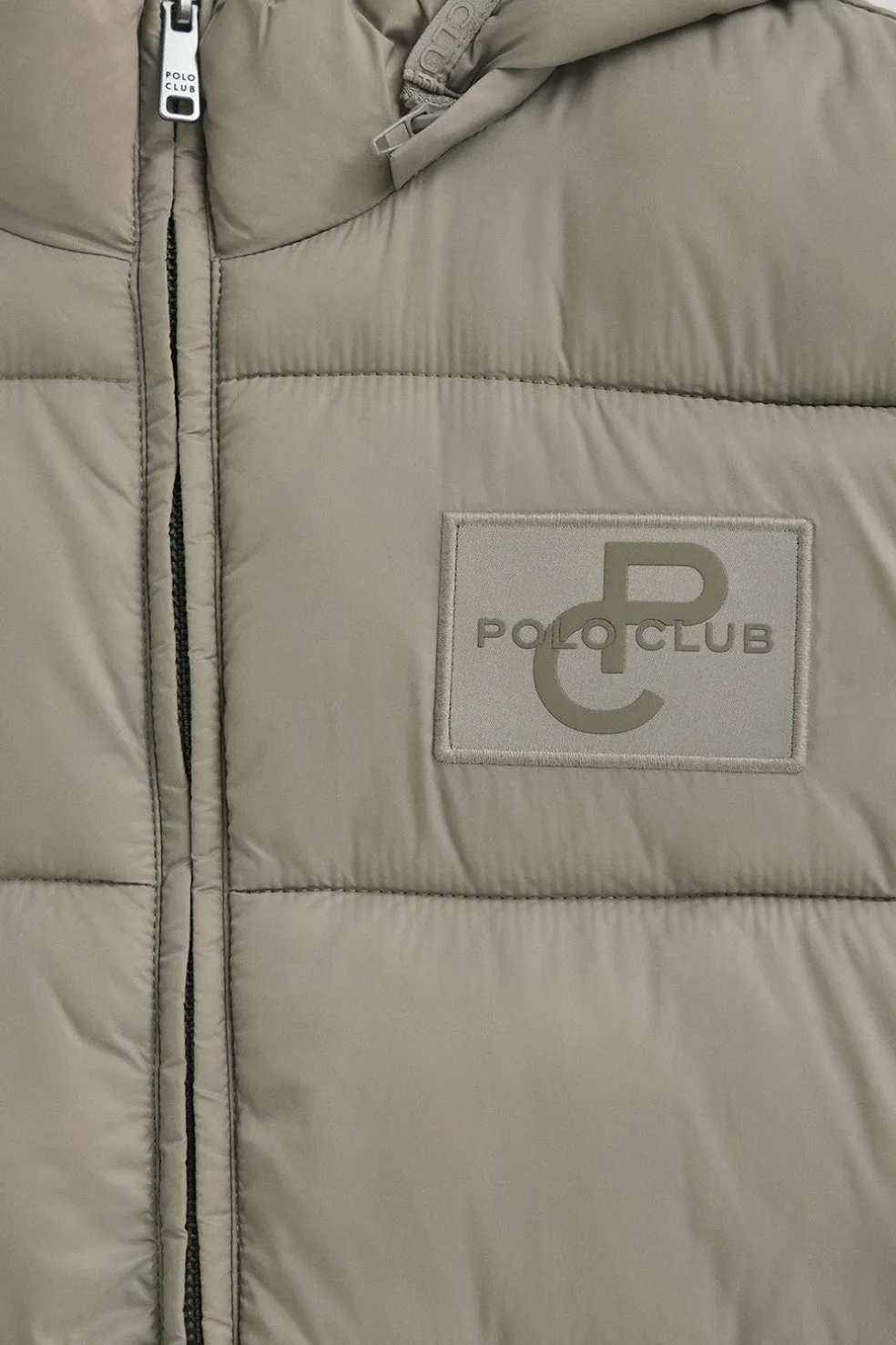 Chaleco ultralight color piedra con logo Polo Club
