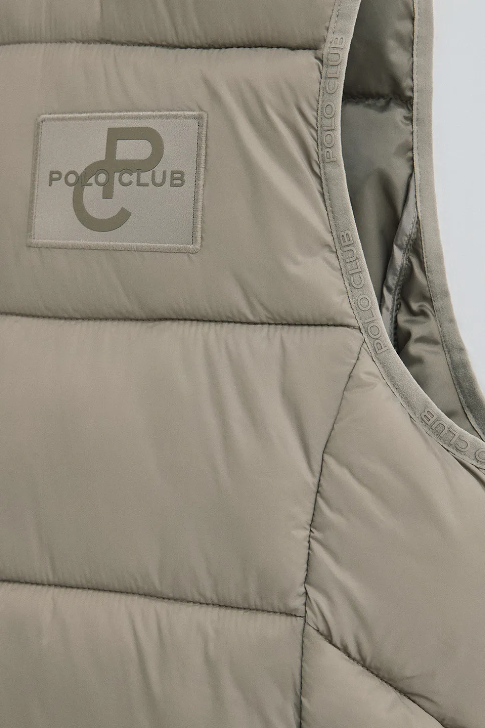 Chaleco ultralight color piedra con logo Polo Club