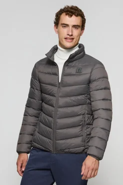 Chaqueta Chase ultralight gris oscuro con parche Rigby Go