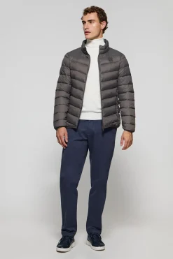 Chaqueta Chase ultralight gris oscuro con parche Rigby Go