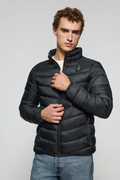 Chaqueta Chase ultralight negra con parche Rigby Go