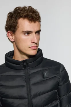 Chaqueta Chase ultralight negra con parche Rigby Go