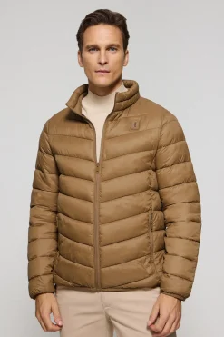 Chaqueta Chase ultralight color camel con parche Rigby Go