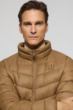 Chaqueta Chase ultralight color camel con parche Rigby Go