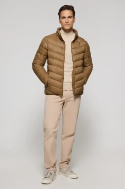 Chaqueta Chase ultralight color camel con parche Rigby Go