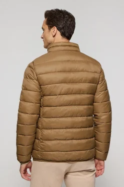Chaqueta Chase ultralight color camel con parche Rigby Go