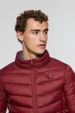 Chaqueta Chase ultralight color granate con parche Rigby Go