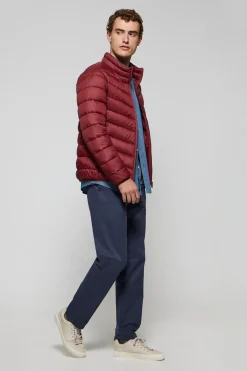Chaqueta Chase ultralight color granate con parche Rigby Go