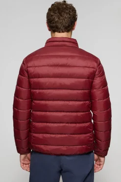 Chaqueta Chase ultralight color granate con parche Rigby Go