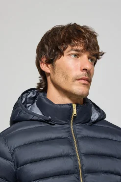 Chaqueta ultralight azul marino Corey de capucha extraíble y bordado PC