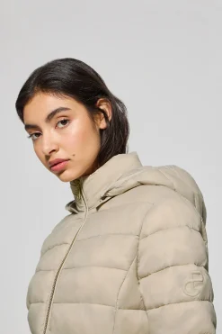 Chaqueta ultralight beige oscuro Cintia de capucha extraíble y bordado PC