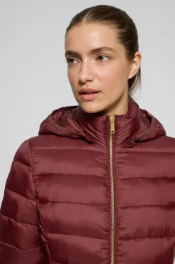 Chaqueta ultralight granate Cintia de capucha extraíble y bordado PC