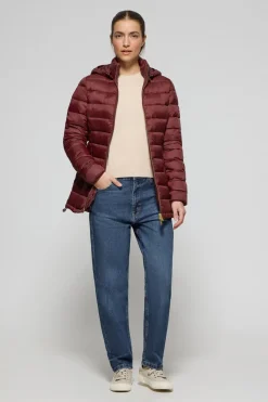 Chaqueta ultralight granate Cintia de capucha extraíble y bordado PC