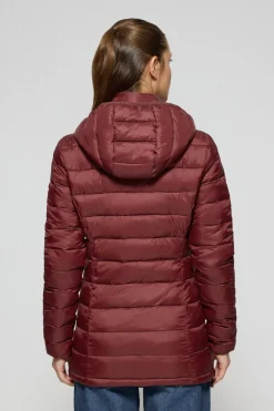 Chaqueta ultralight granate Cintia de capucha extraíble y bordado PC