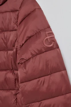 Chaqueta ultralight granate Cintia de capucha extraíble y bordado PC
