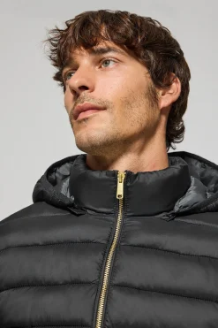Chaqueta ultralight negra Corey de capucha extraíble y bordado PC