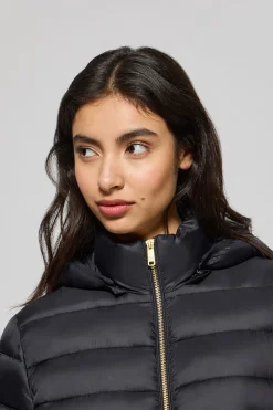 Chaqueta ultralight negra Cintia de capucha extraíble y bordado PC