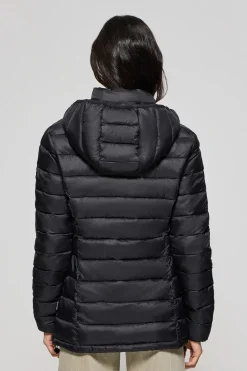 Chaqueta ultralight negra Cintia de capucha extraíble y bordado PC