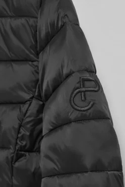 Chaqueta ultralight negra Cintia de capucha extraíble y bordado PC