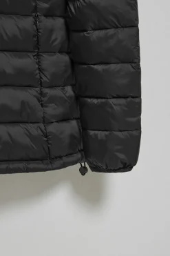 Chaqueta ultralight negra Cintia de capucha extraíble y bordado PC