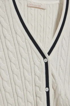 Cárdigan beige corto trenzado abotonado y parche náutico