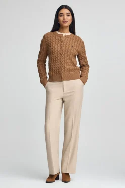 Cárdigan camel vigoré de punto trenzado con bordado Rigby Go