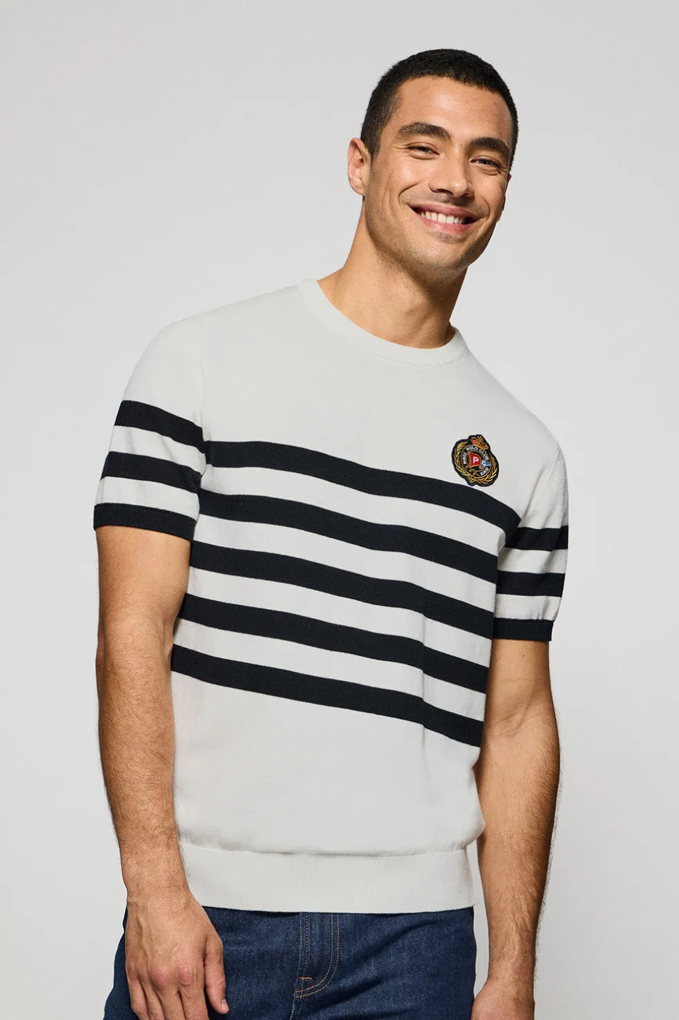 Jersey beige de manga corta a rayas con escudo náutico