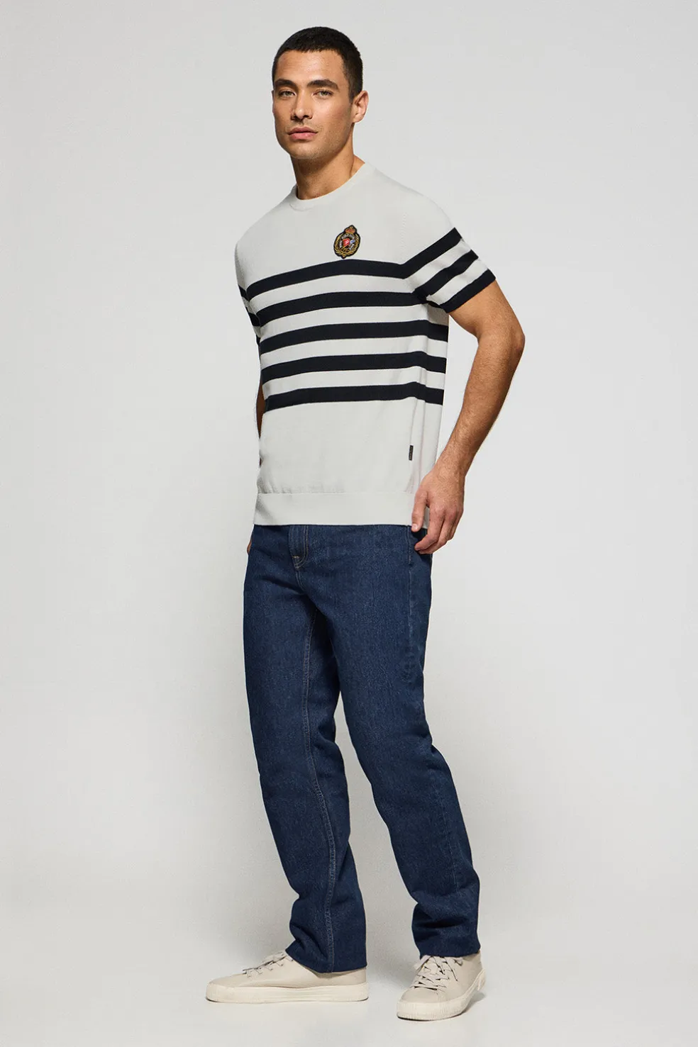 Jersey beige de manga corta a rayas con escudo náutico