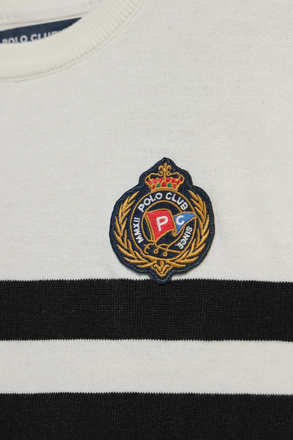 Jersey beige de manga corta a rayas con escudo náutico