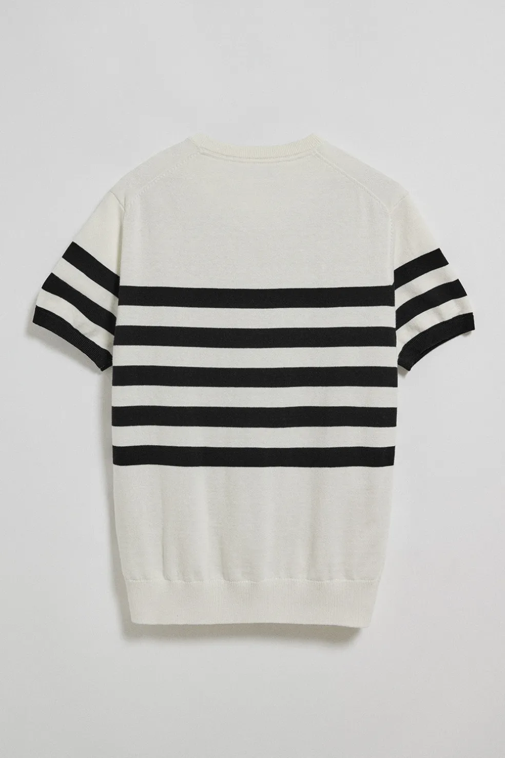 Jersey beige de manga corta a rayas con escudo náutico