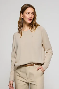 Jersey beige en cuello v de algodón y lino con monograma bordado