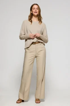 Jersey beige en cuello v de algodón y lino con monograma bordado