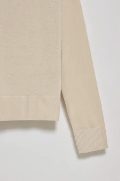 Jersey beige en cuello v de algodón y lino con monograma bordado